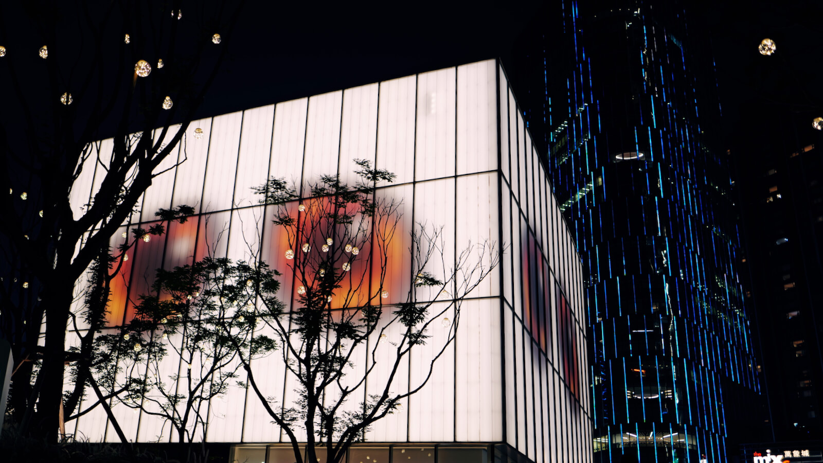 夜晚的城市建筑外立面