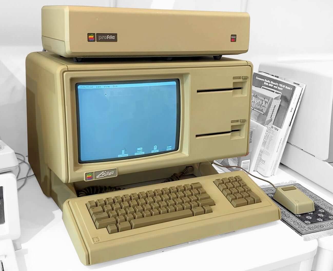 Apple Lisa 1 原机照片，米色机身、键盘、鼠标及顶部 ProFile 设备
