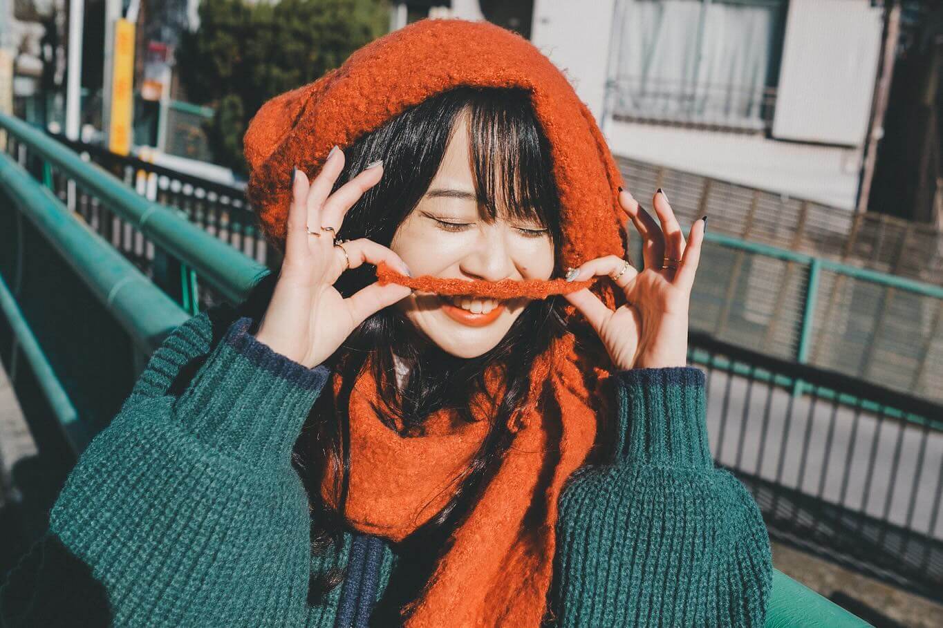 橙色服饰形成视觉重点