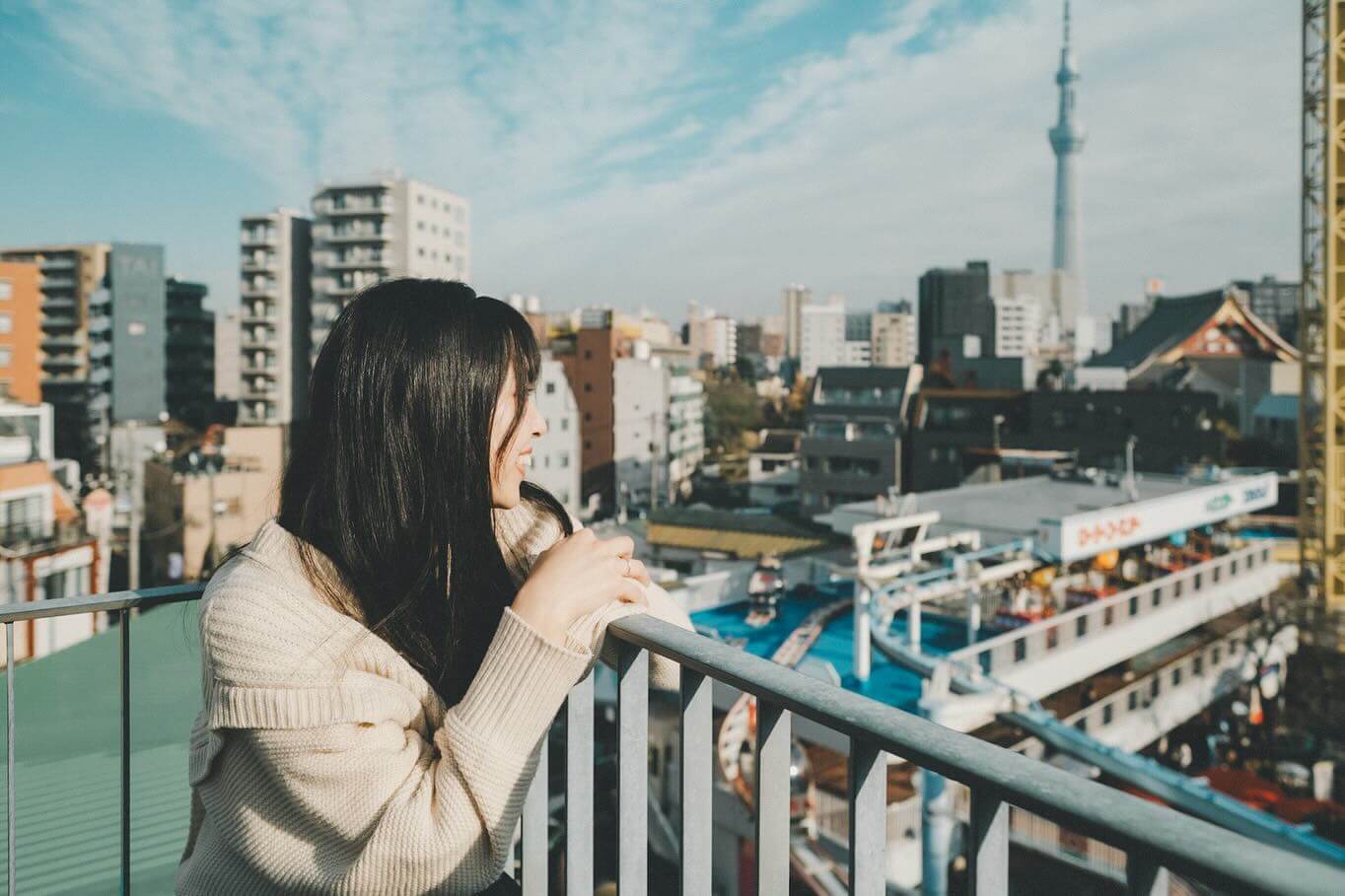 背对城市的人物