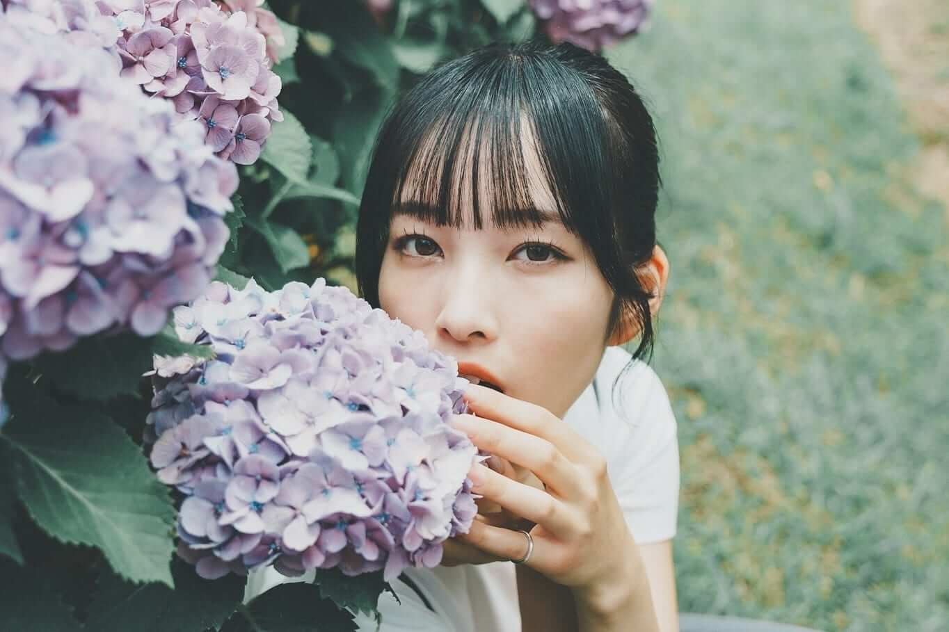 花朵前景中的人物